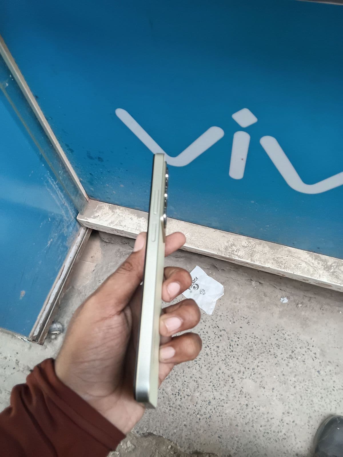 Realme C75 6GB / 128GB in Lightning Gold — photo 3