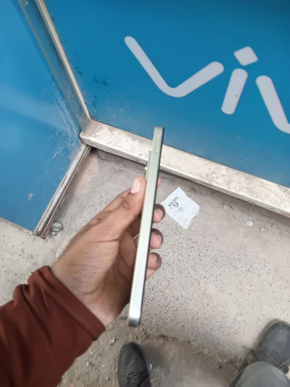 Realme C75 6GB / 128GB in Lightning Gold — photo 4