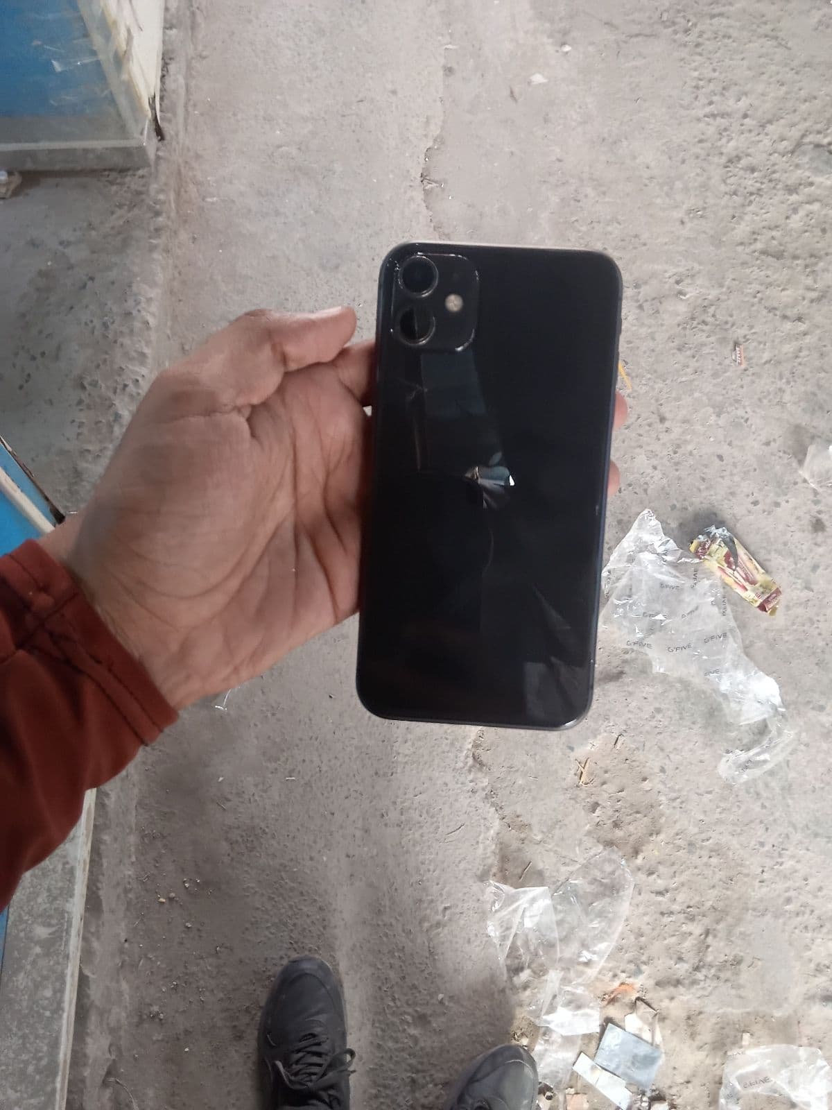 Apple iPhone 11 64GB in Black — photo 2