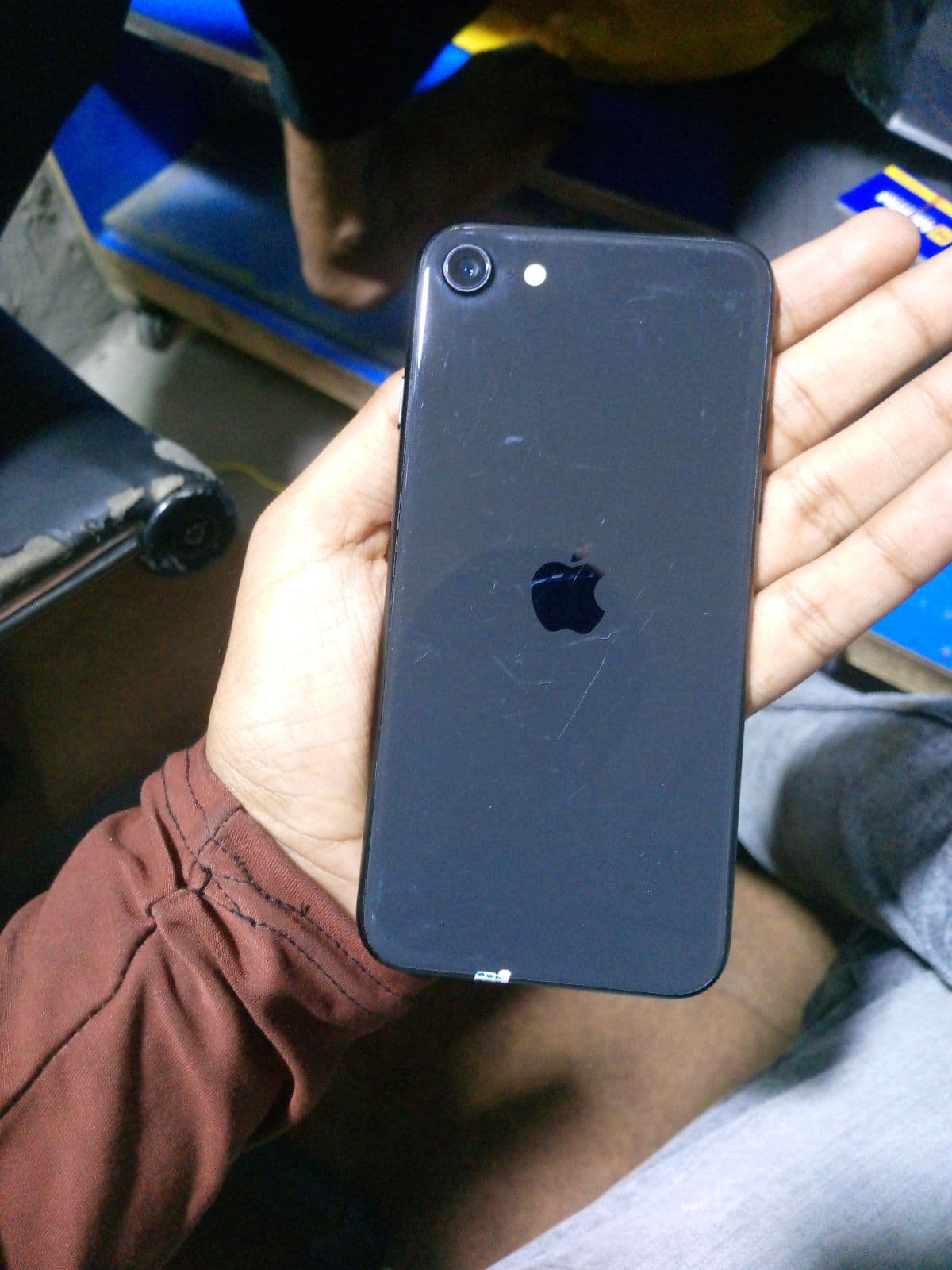 iPhone SE (2022) · 64GB