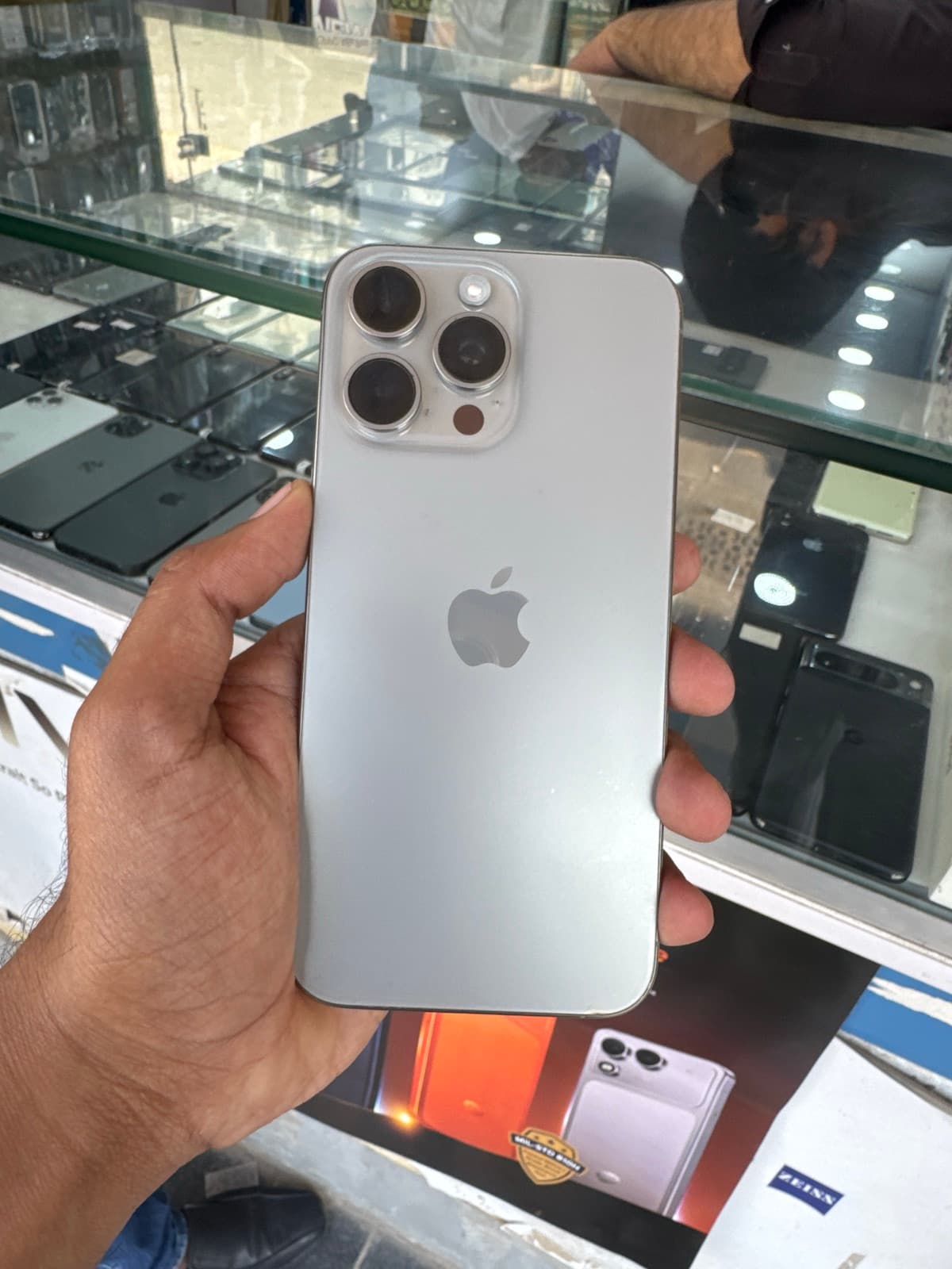 Apple iPhone 15 Pro Max 256GB in Natural Titanium — photo 1