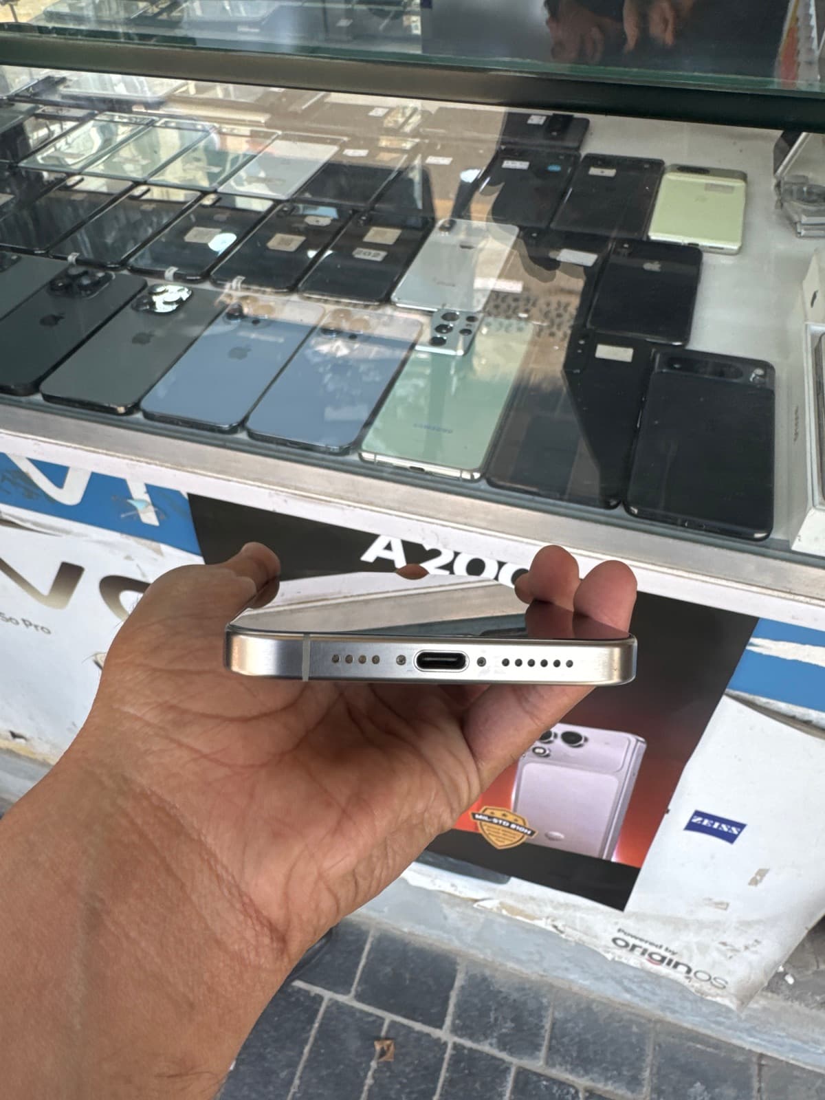 Apple iPhone 15 Pro Max 256GB in Natural Titanium — photo 3
