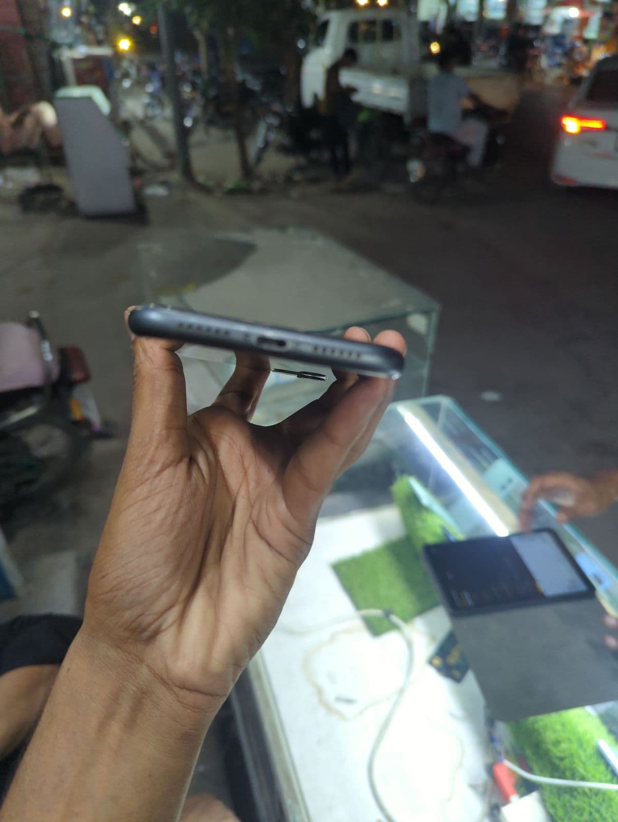 Apple iPhone 11 128GB in Black — photo 3