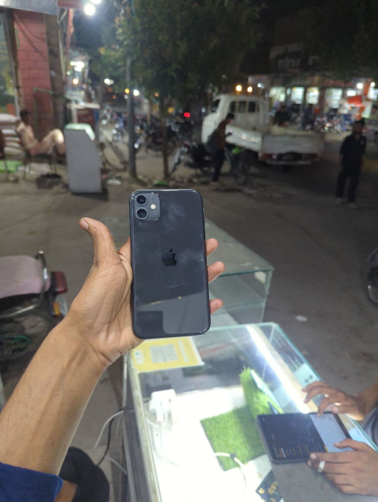 Apple iPhone 11 128GB in Black — photo 4