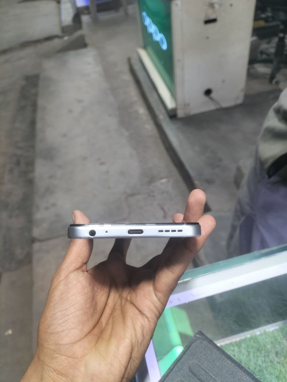 Infinix Hot 60i 6GB / 128GB in Titanium Silver — photo 3