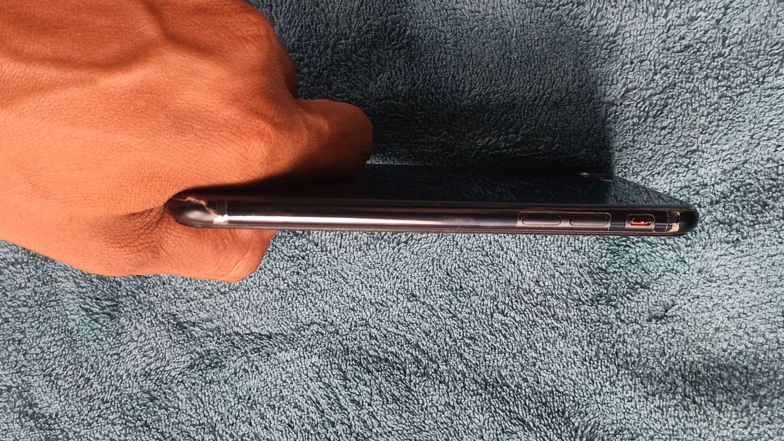 Apple iPhone SE (2022) 64GB in Midnight — photo 4