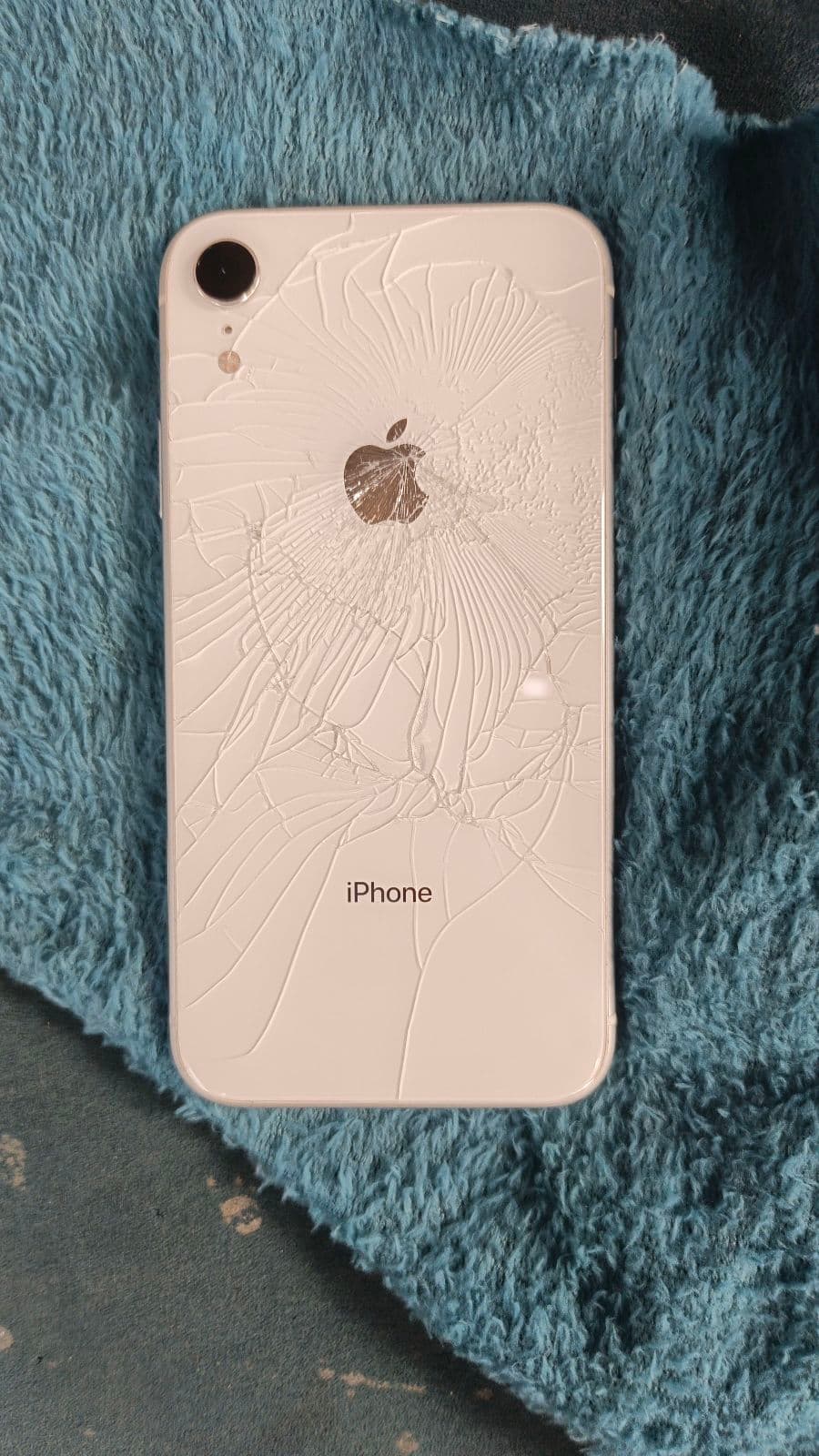 iPhone XR · 64GB