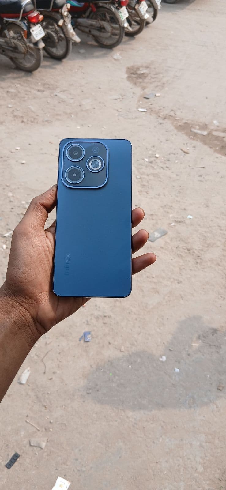 Infinix Hot 40i · 8GB / 256GB