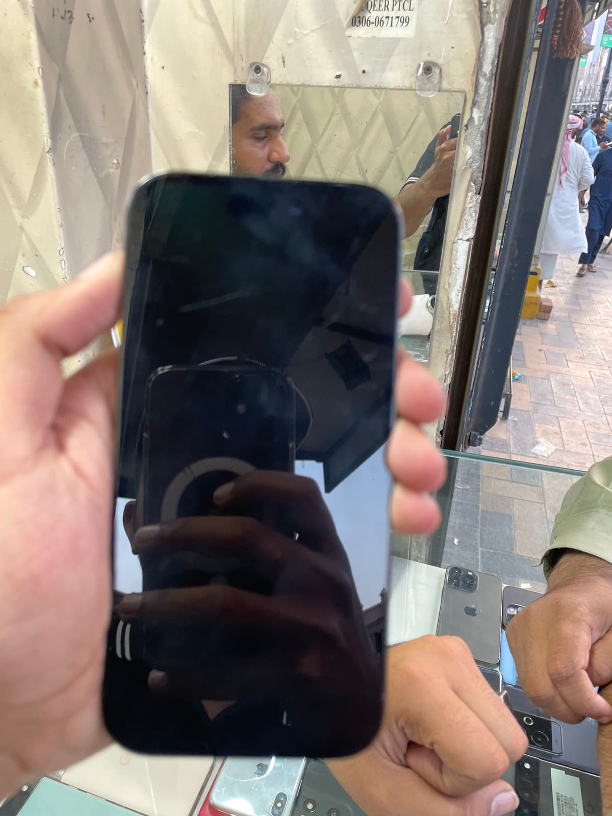 Apple iPhone 14 Pro 256GB in Space Black — photo 2