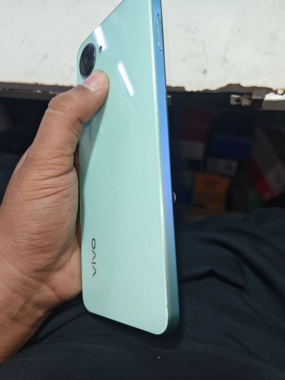Vivo Y03t 4GB / 128GB in Gem Green — photo 3