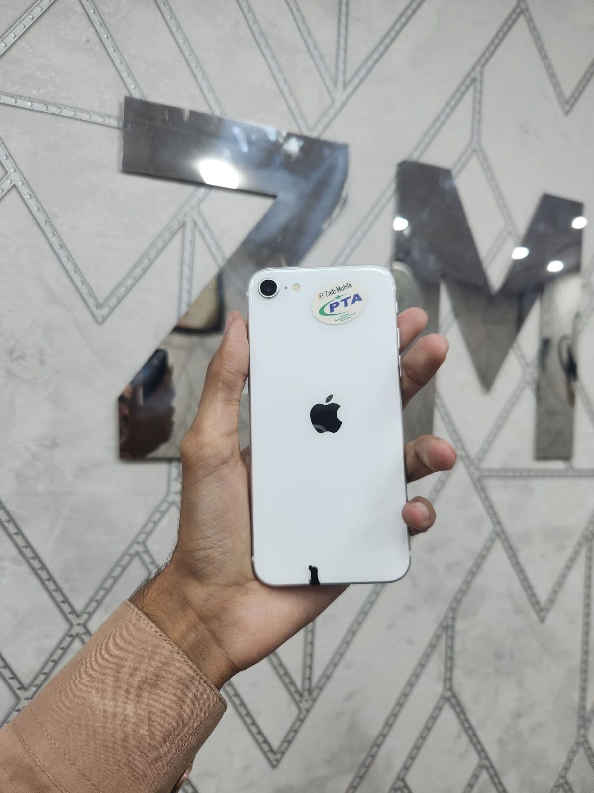 iPhone SE (2020) · 64GB