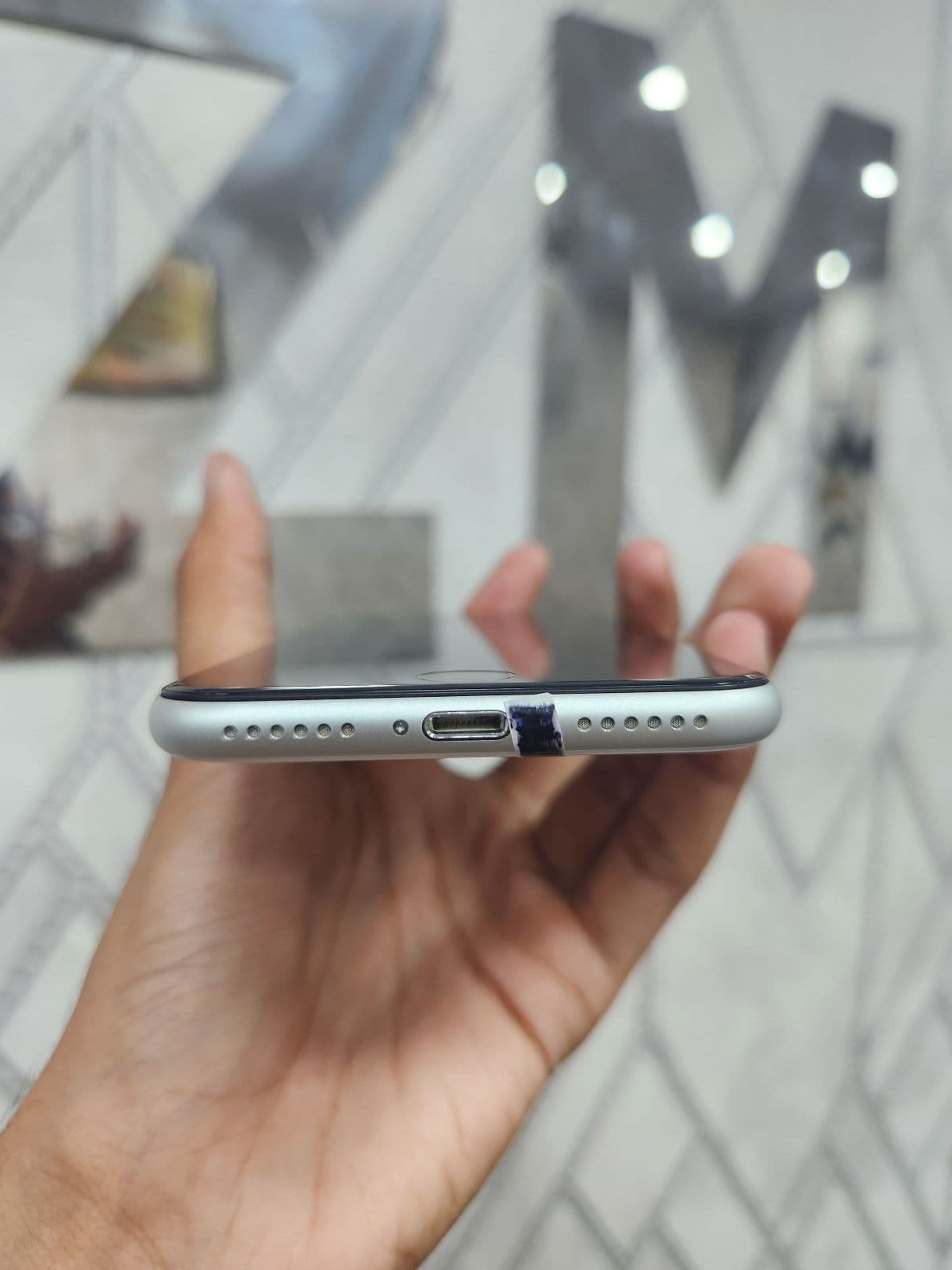 Apple iPhone SE (2020) 64GB in White — photo 2