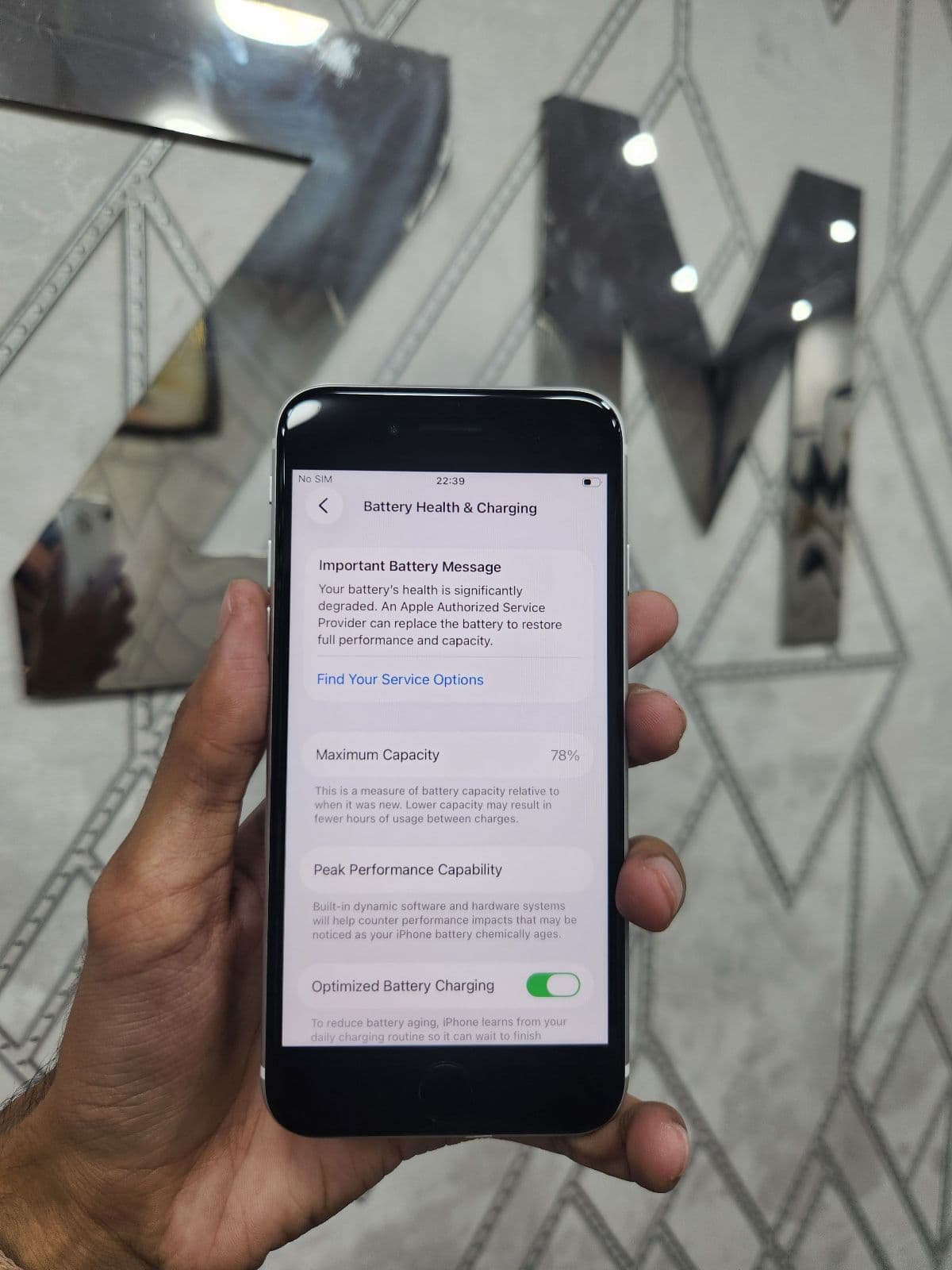 Apple iPhone SE (2020) 64GB in White — photo 3