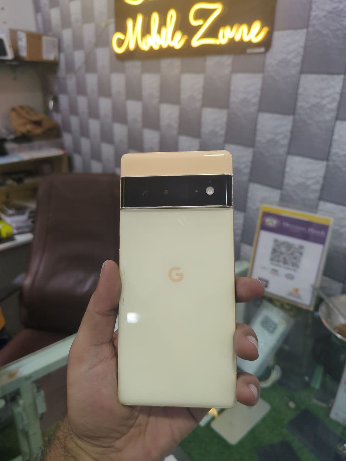 Google Pixel 6 Pro 12GB / 128GB in Sorta Sunny — photo 1