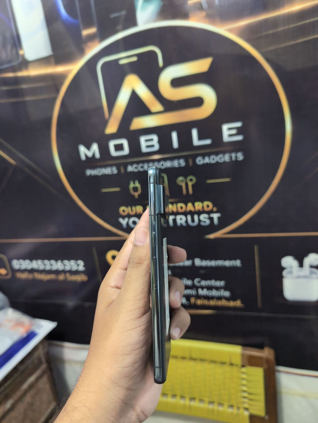 Google Pixel 8 Pro 12GB / 128GB in Obsidian — photo 3