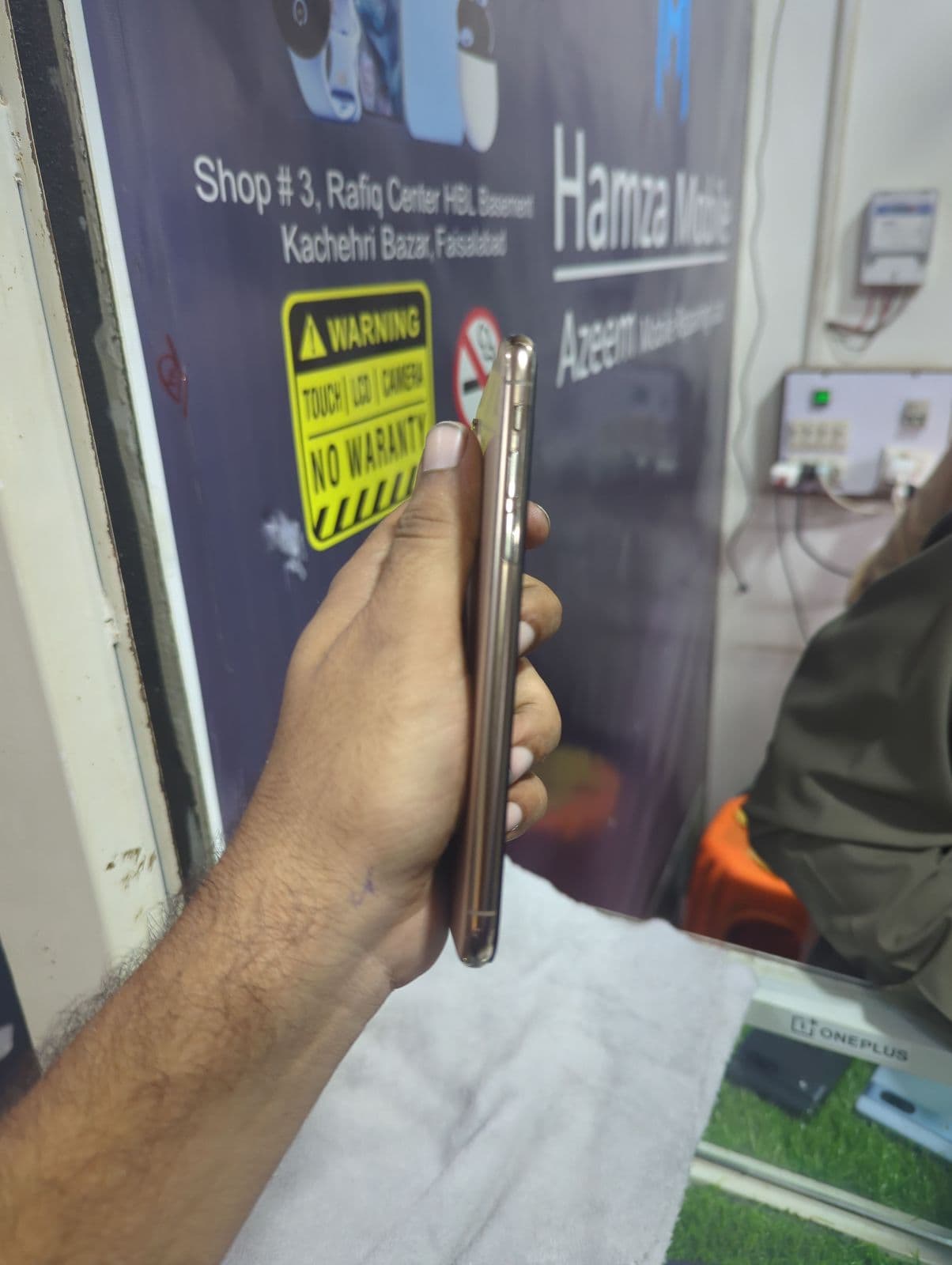 Apple iPhone XS 256GB in Gold — photo 3