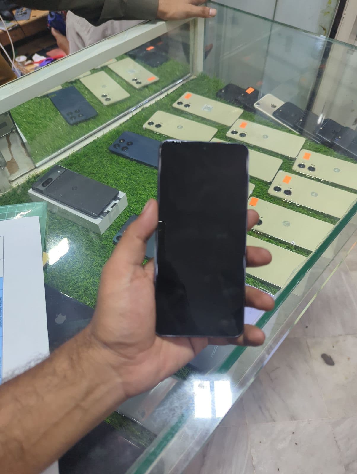 Samsung Galaxy S21 8GB / 128GB in Phantom Gray — photo 2