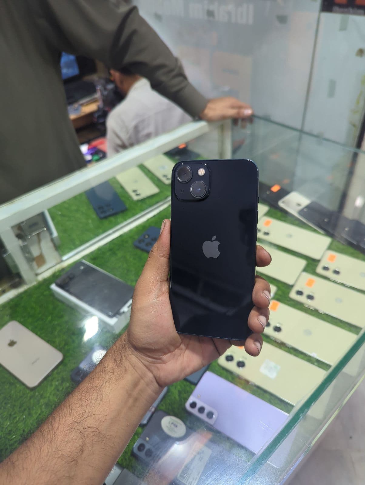 Apple iPhone 13 128GB in Midnight — photo 2