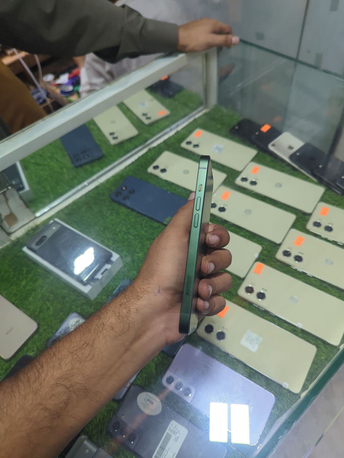 Apple iPhone 13 128GB in Green — photo 3