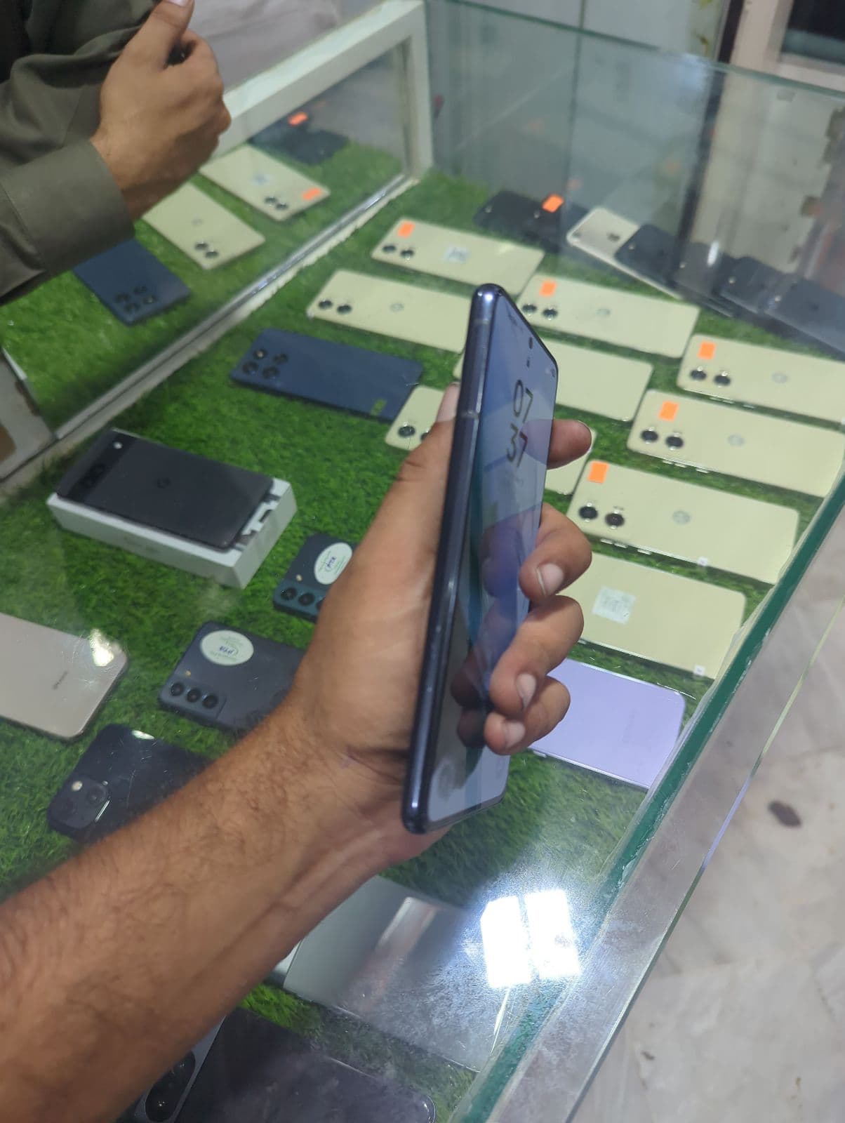 Samsung Galaxy S21 8GB / 128GB in Phantom Gray — photo 3