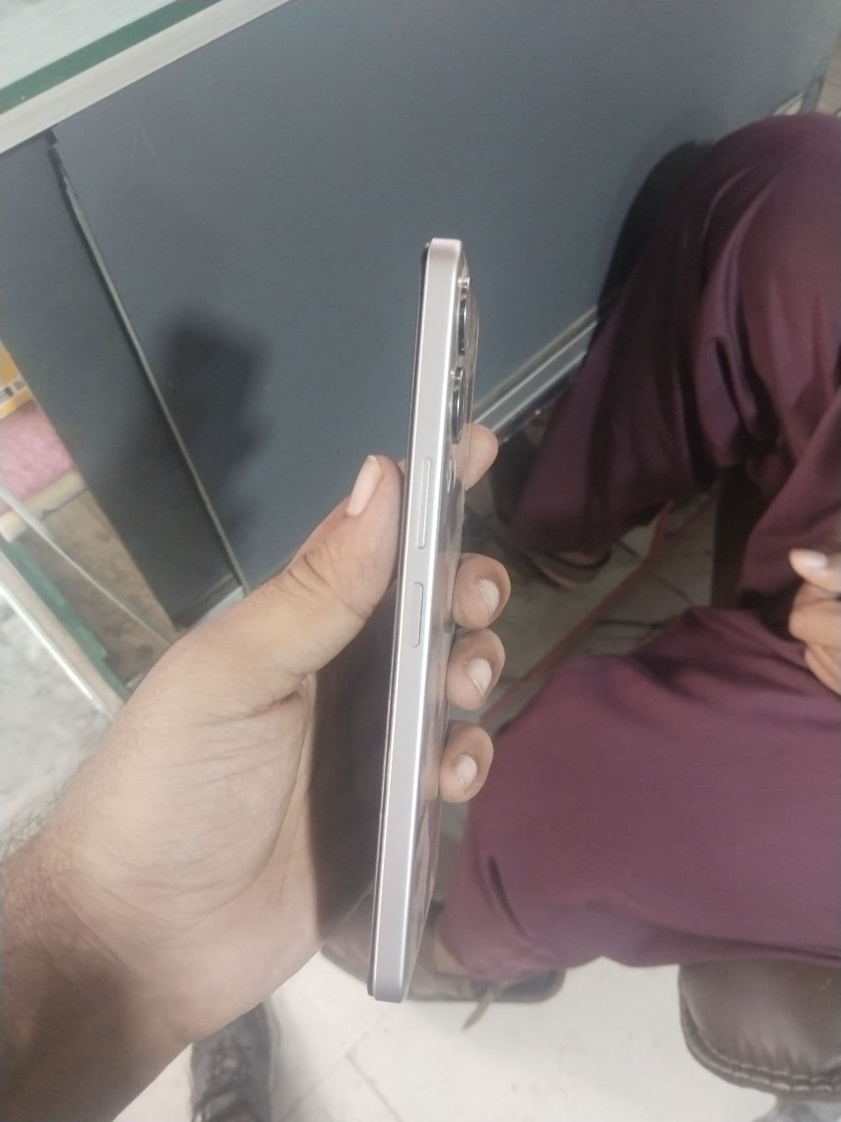 Vivo Y04 4GB / 128GB in Titanium Gold — photo 3