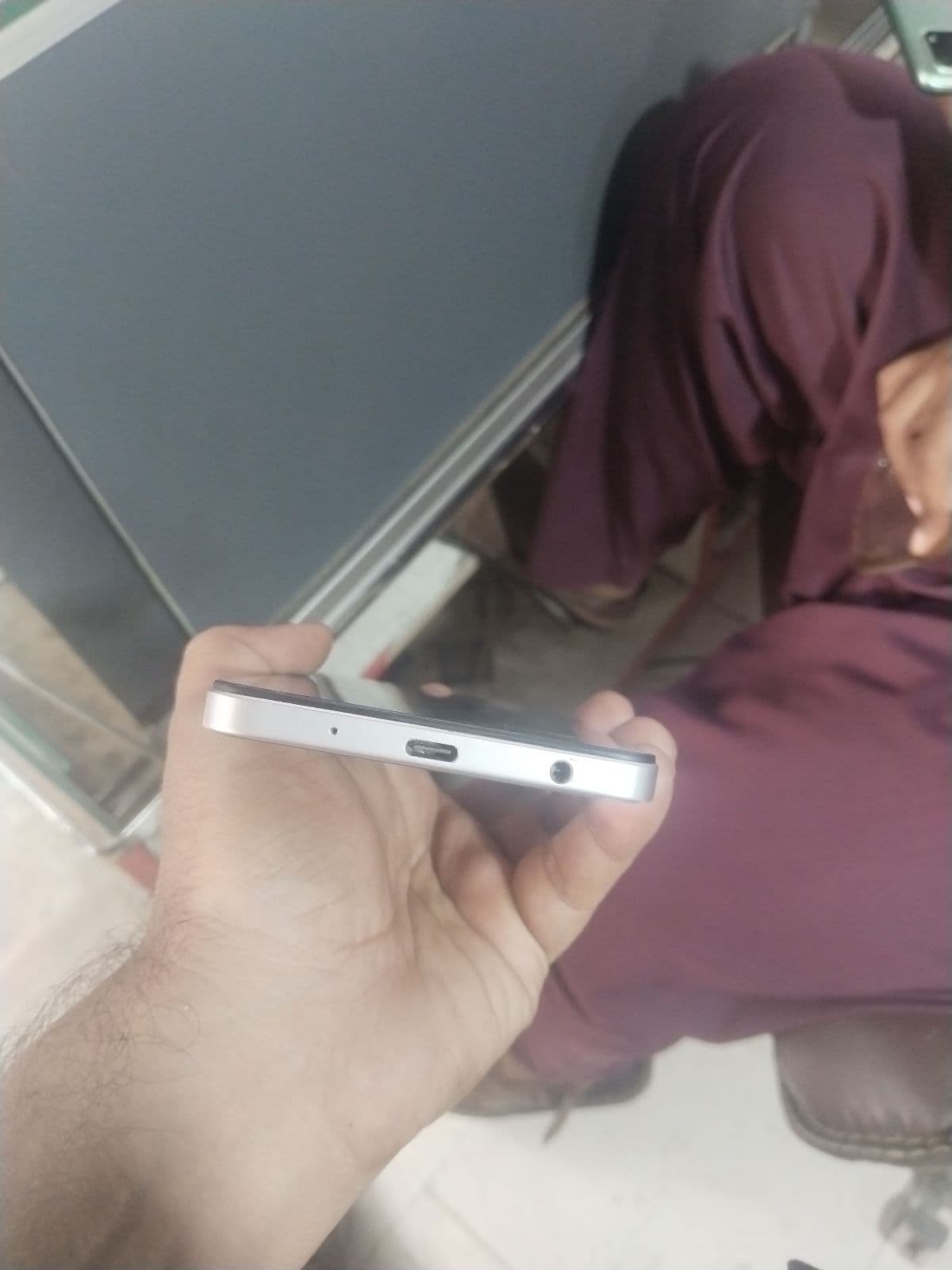 Vivo Y04 4GB / 128GB in Titanium Gold — photo 5