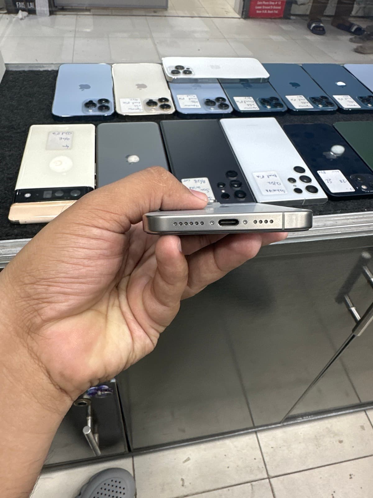 Apple iPhone 15 Pro Max 1TB in Natural Titanium — photo 4