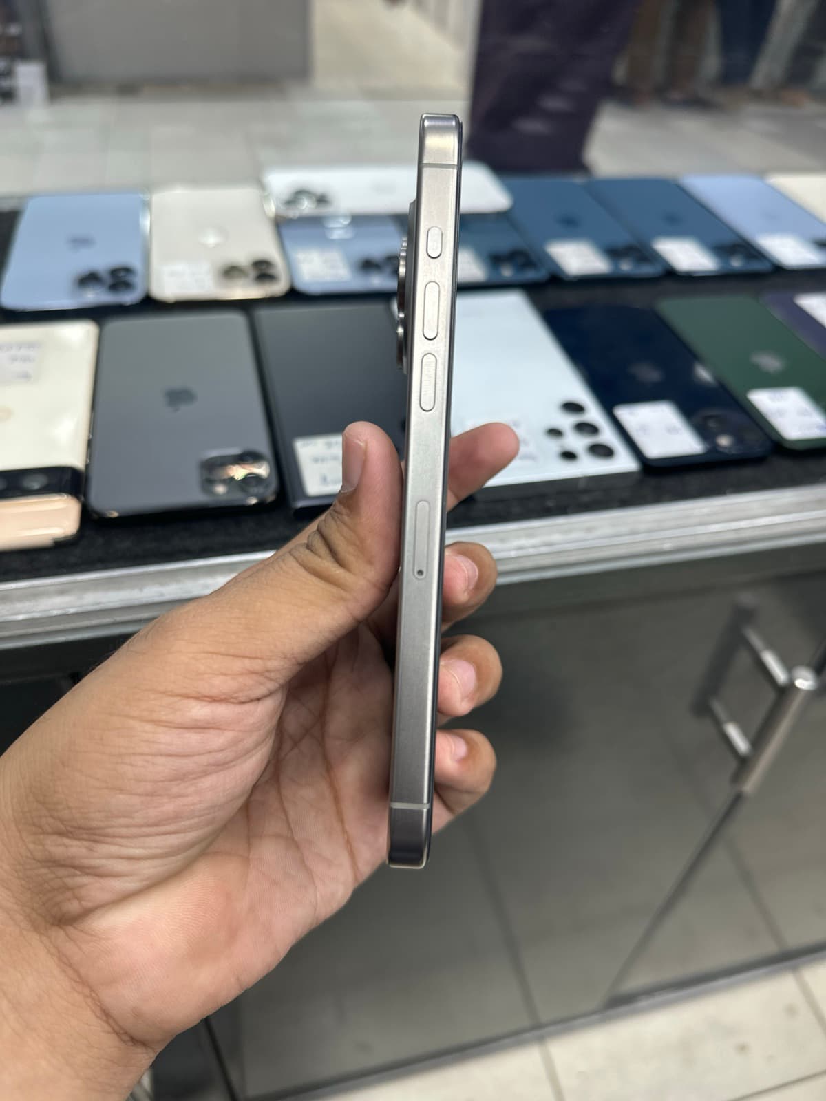 Apple iPhone 15 Pro Max 1TB in Natural Titanium — photo 5