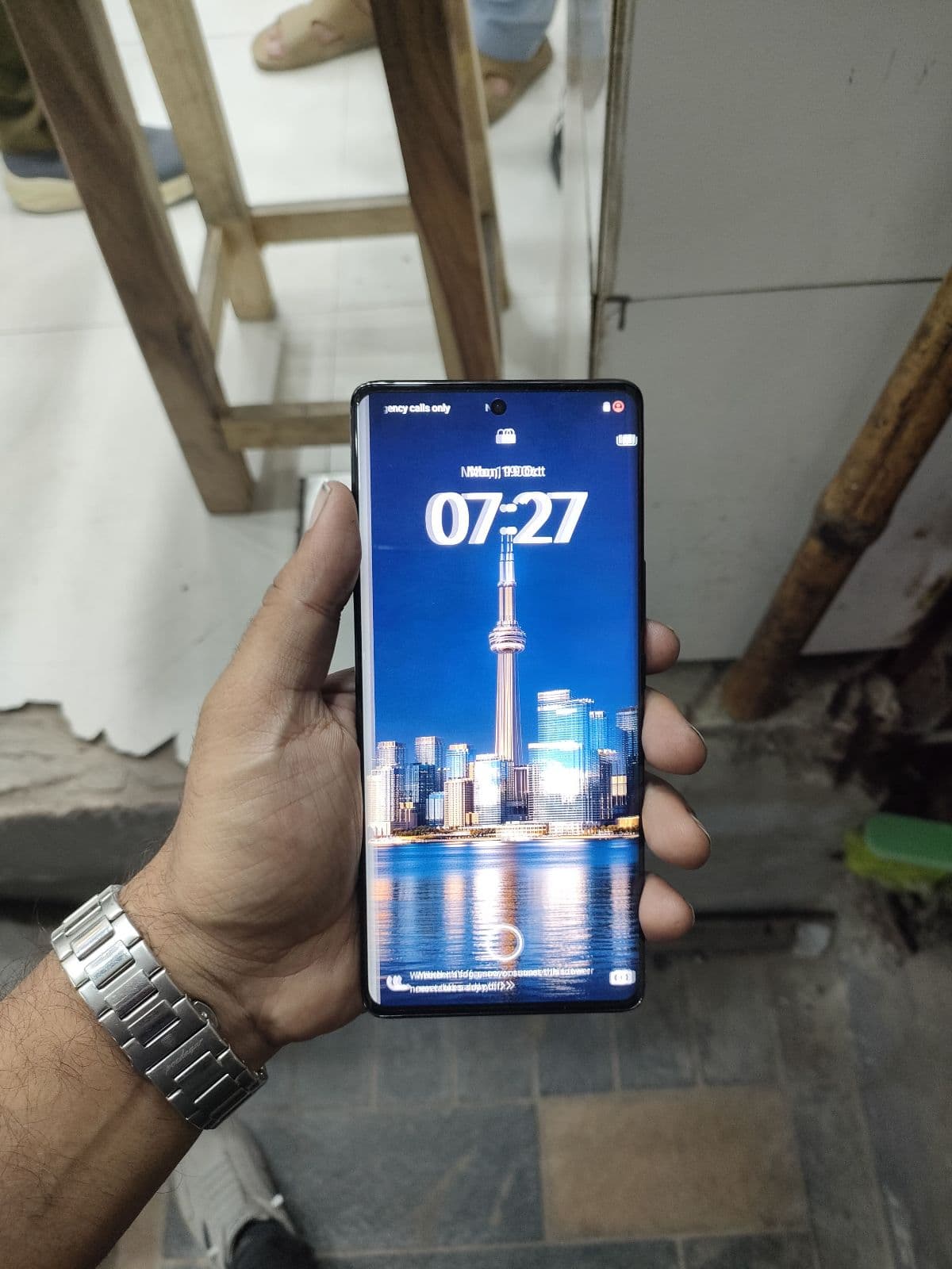 Vivo V30e 8GB / 256GB in Velvet Red — photo 2