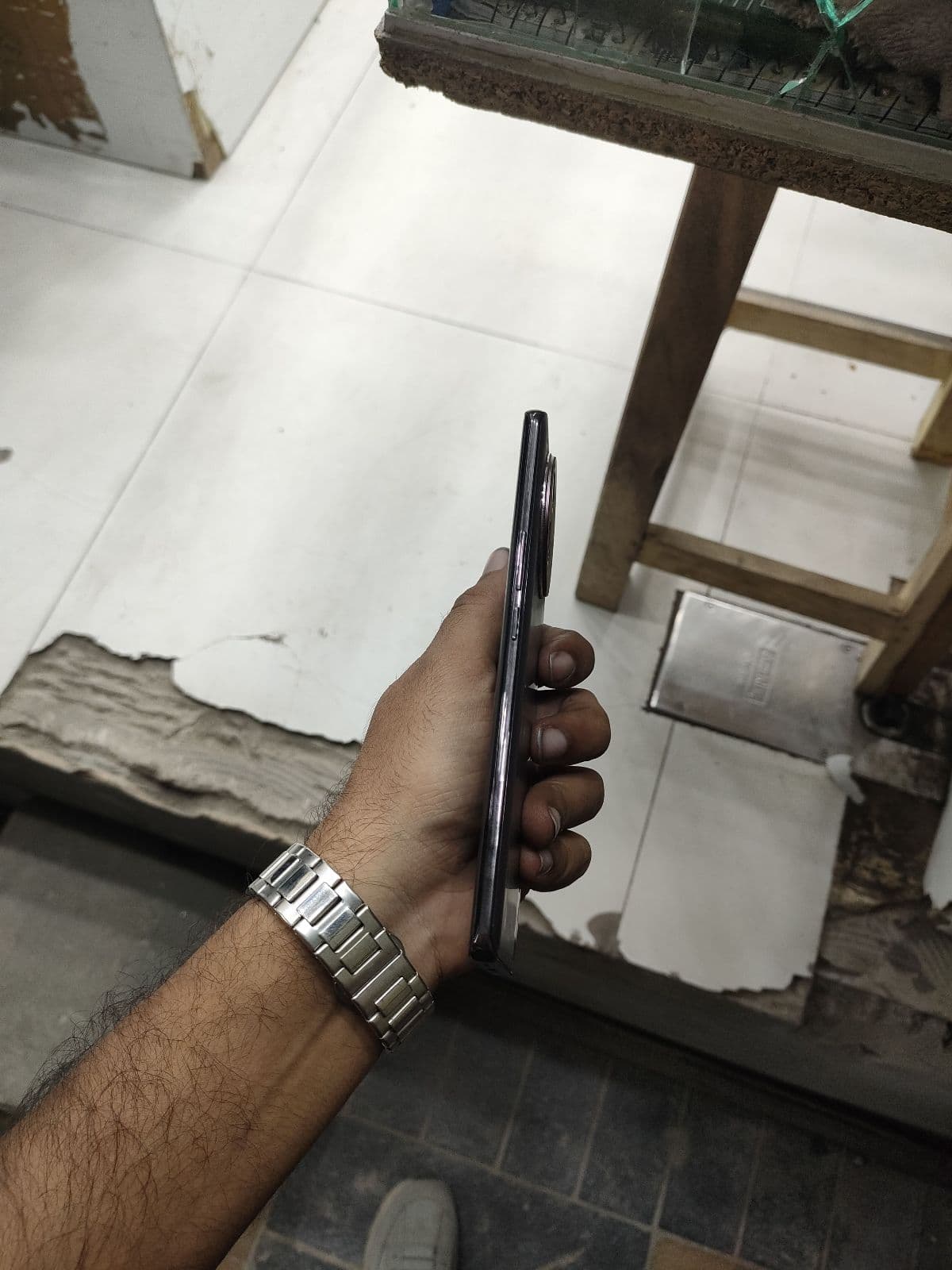 Vivo V30e 8GB / 256GB in Velvet Red — photo 4