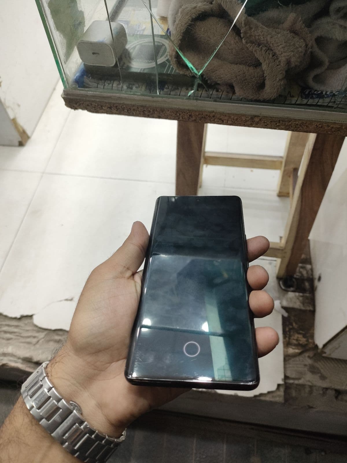 Vivo V30e 8GB / 256GB in Velvet Red — photo 5