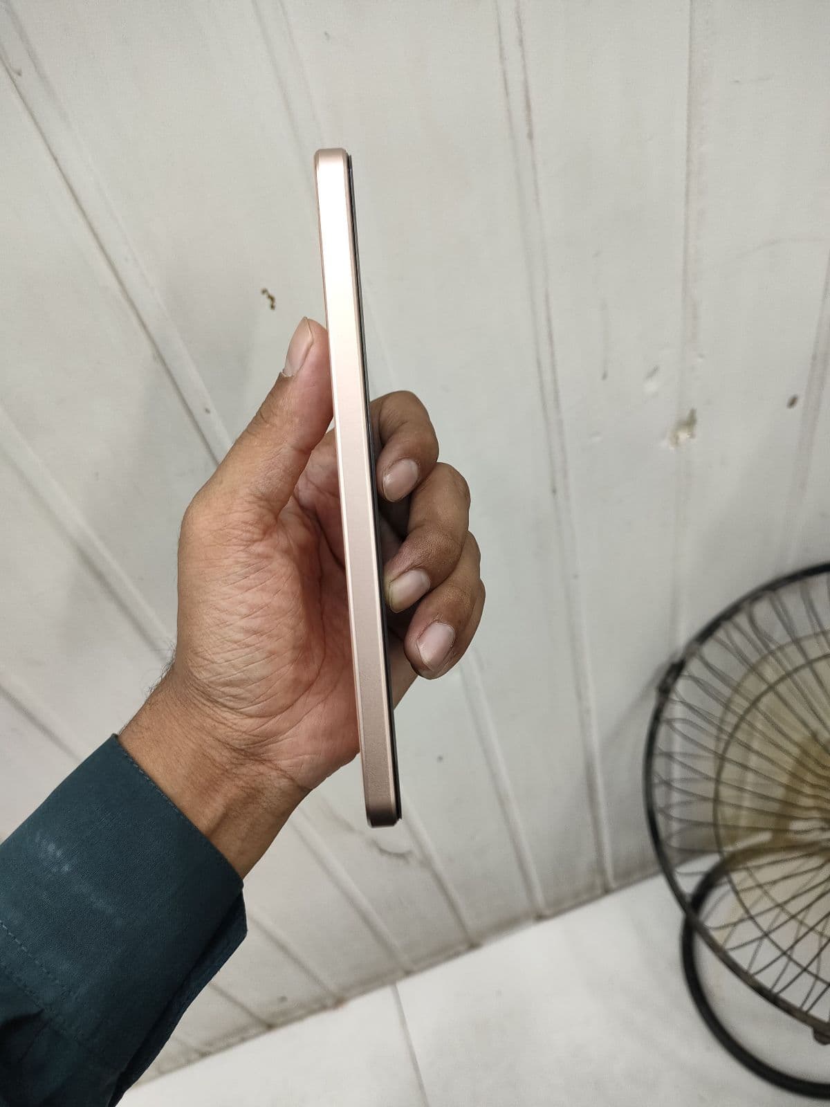 Vivo V29e 8GB / 256GB in Rose Red — photo 2