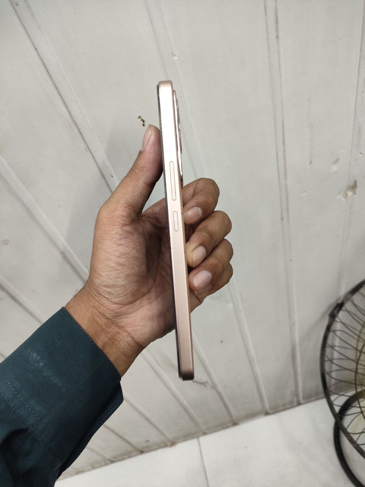 Vivo V29e 8GB / 256GB in Rose Red — photo 3
