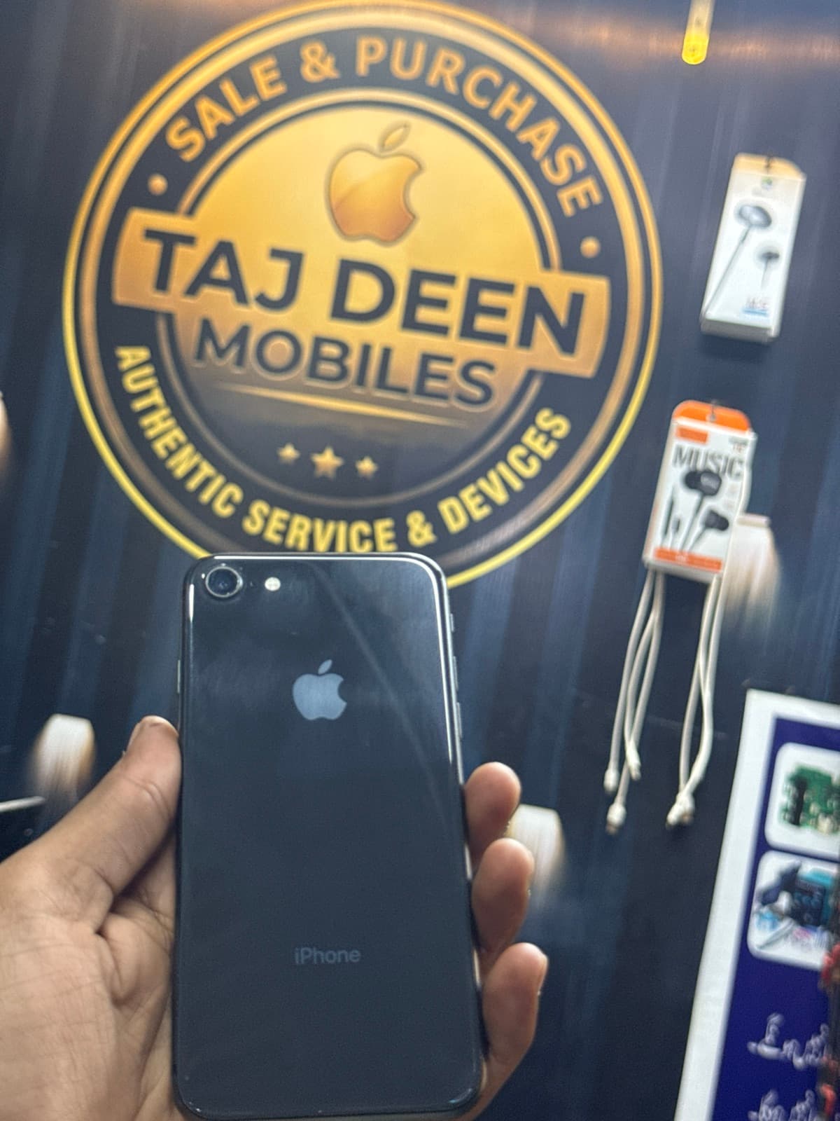 iPhone 8 · 64GB