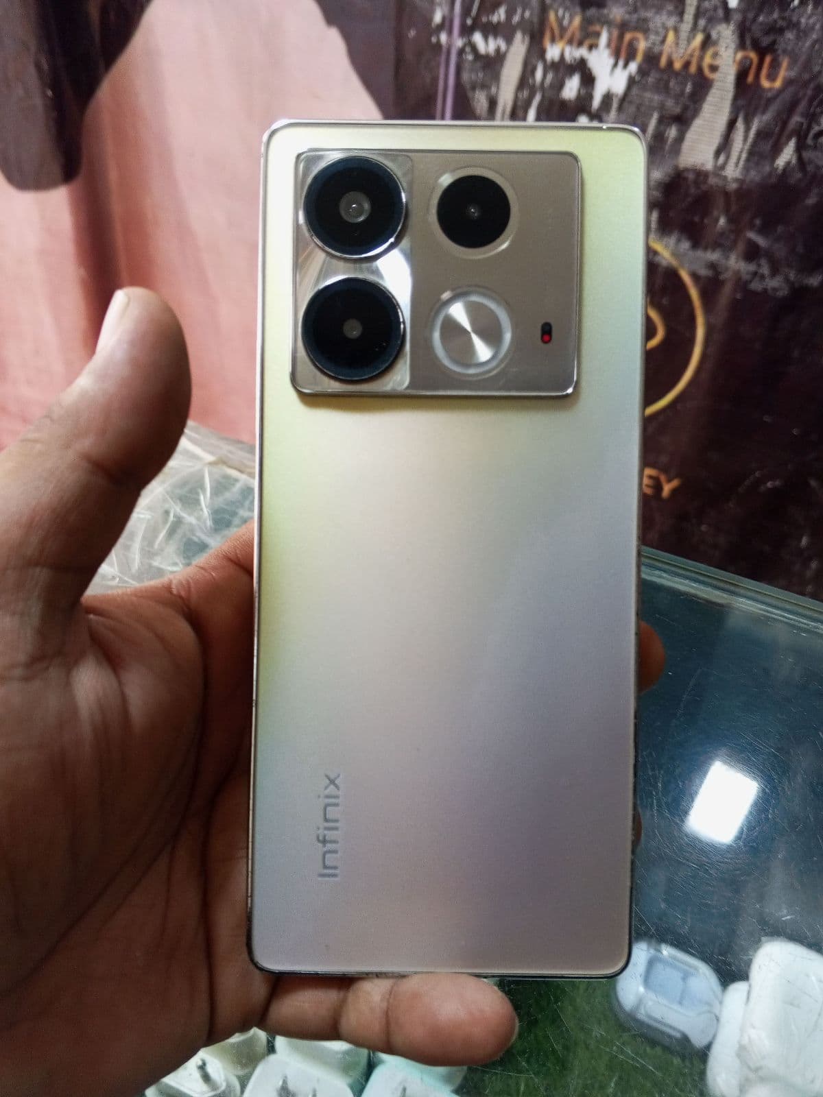 Infinix Note 40 Pro 8GB / 256GB in Titan Gold — photo 1