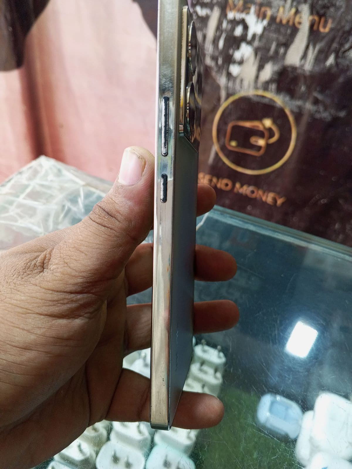 Infinix Note 40 Pro 8GB / 256GB in Titan Gold — photo 2