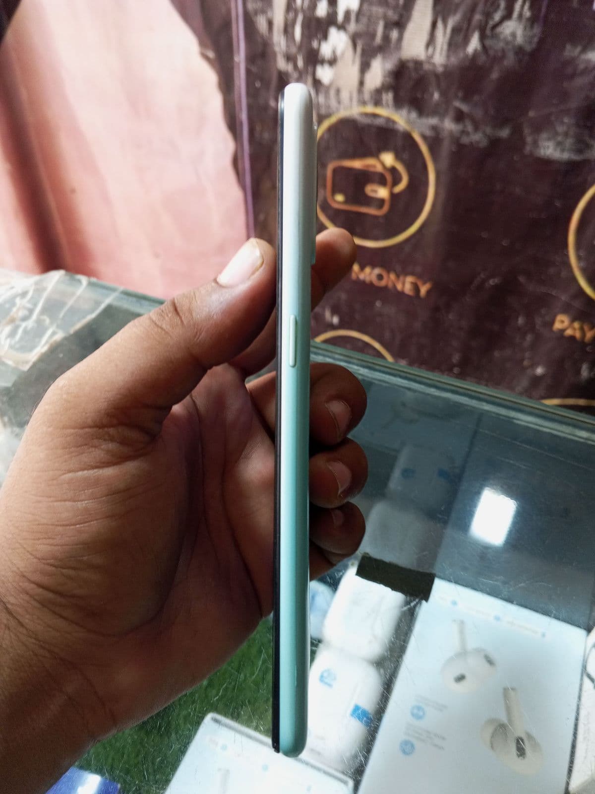 Oppo A31 4GB / 128GB in Fantasy White — photo 3