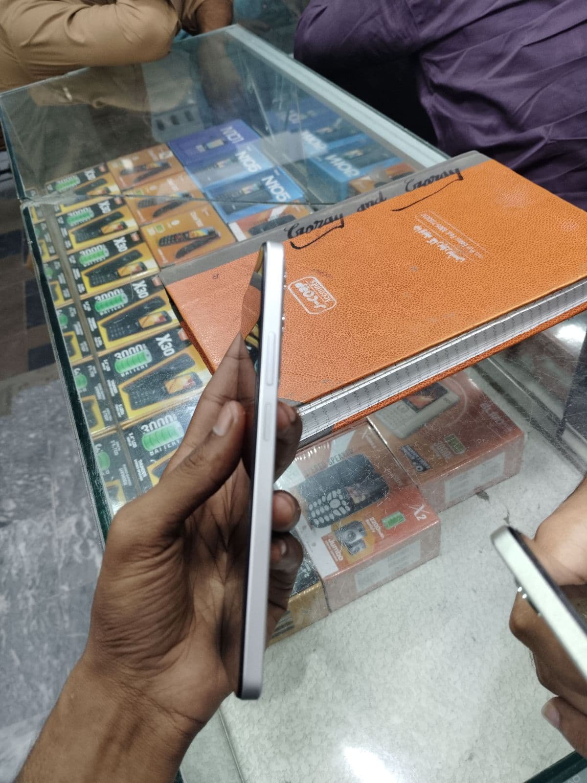 Realme C71 6GB / 128GB in White Swan — photo 3