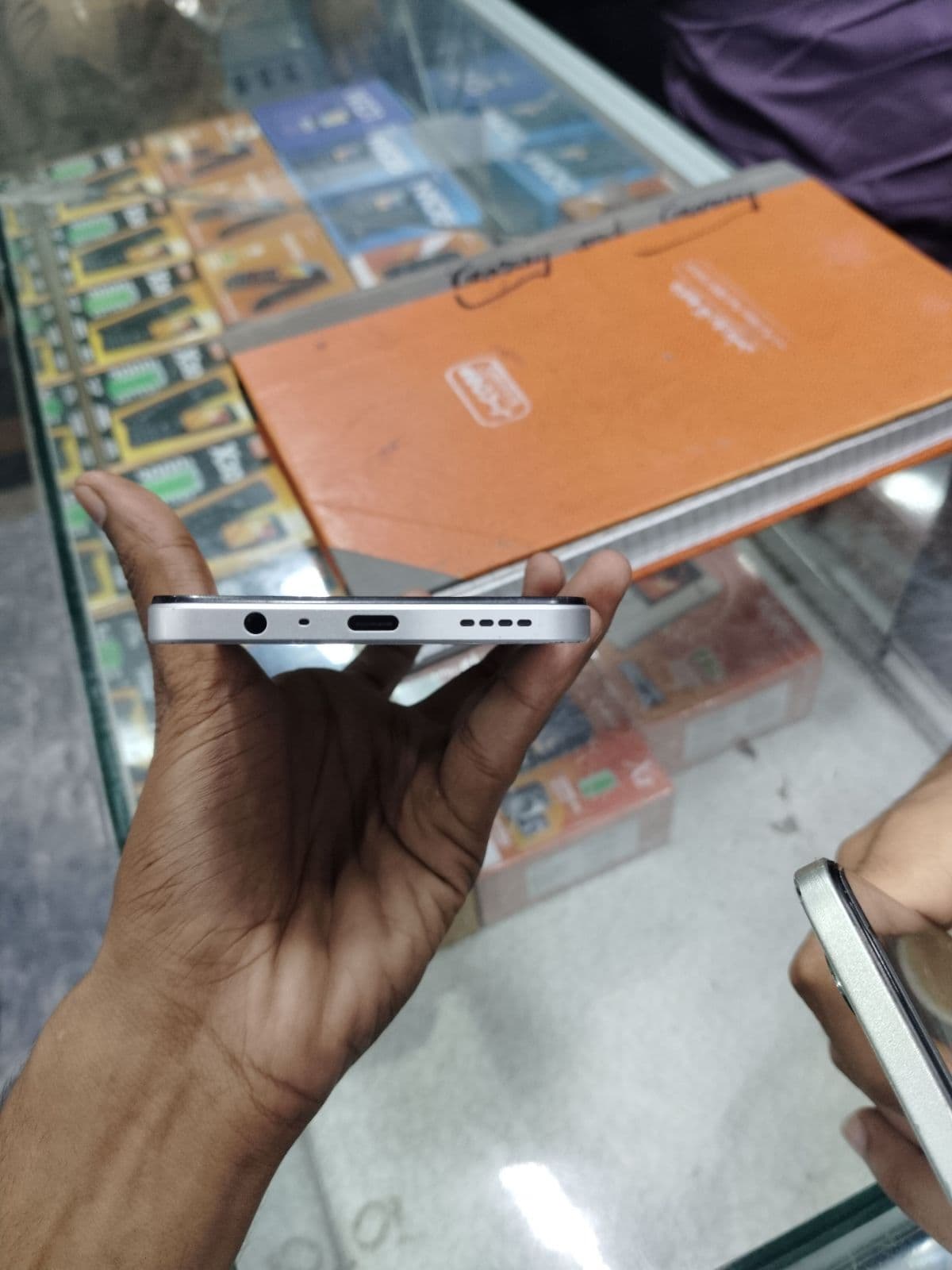 Realme C71 6GB / 128GB in White Swan — photo 4