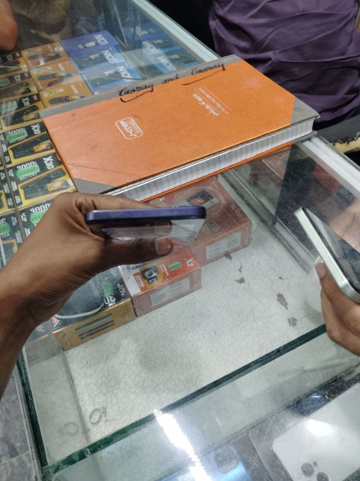 Oppo A60 8GB / 256GB in Midnight Purple — photo 4