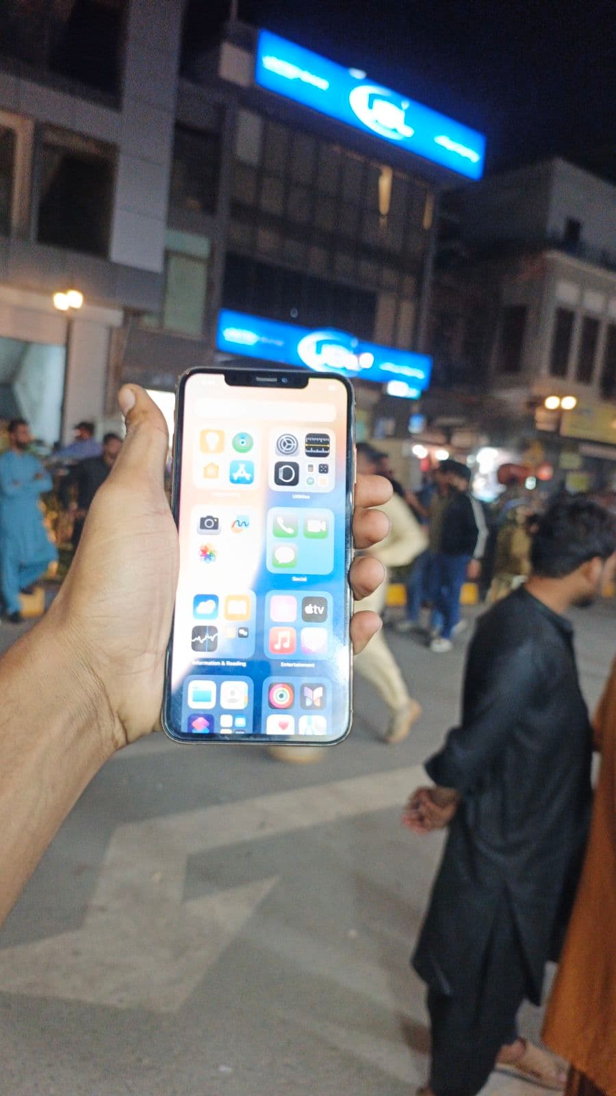 Apple iPhone XS Max 64GB in Gold — photo 2