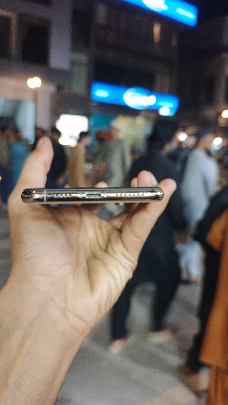 Apple iPhone XS Max 64GB in Gold — photo 3