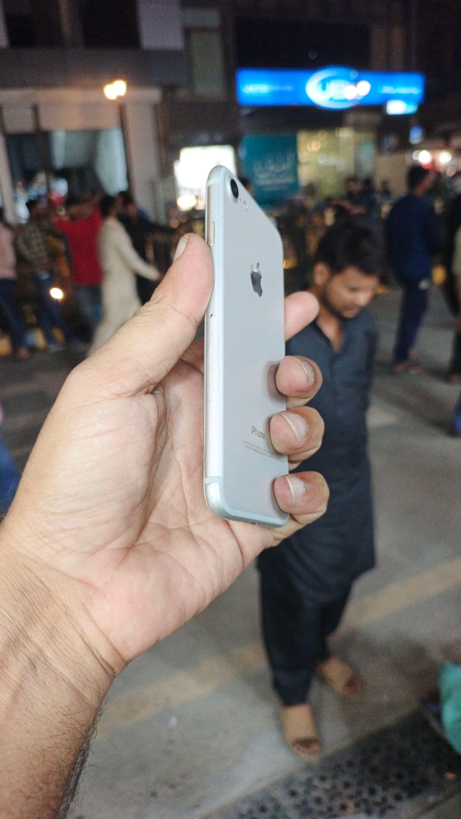Apple iPhone 7 32GB in Silver — photo 2