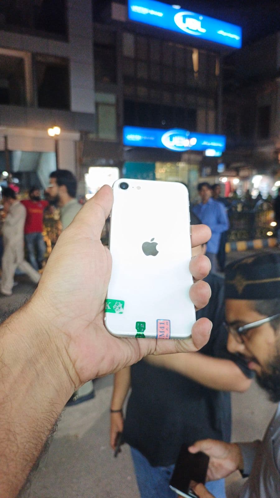 Apple iPhone SE (2020) 64GB in White — photo 1
