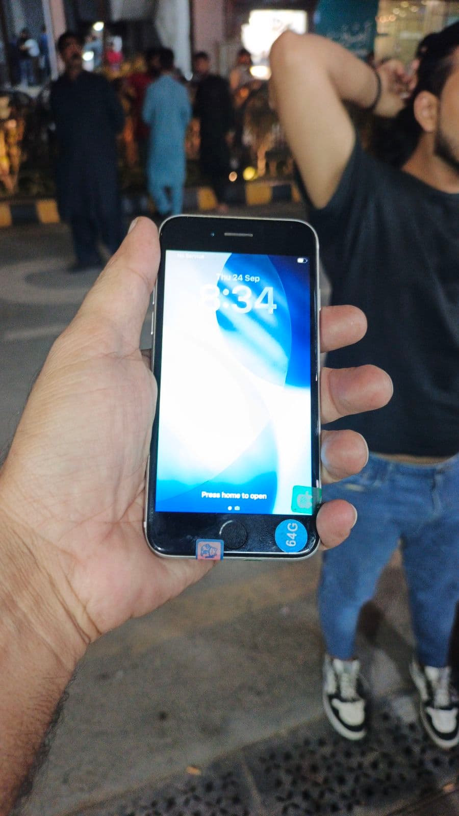 Apple iPhone SE (2020) 64GB in White — photo 2
