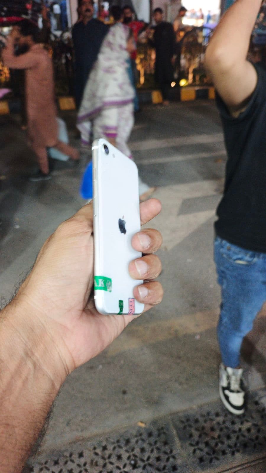 Apple iPhone SE (2020) 64GB in White — photo 3