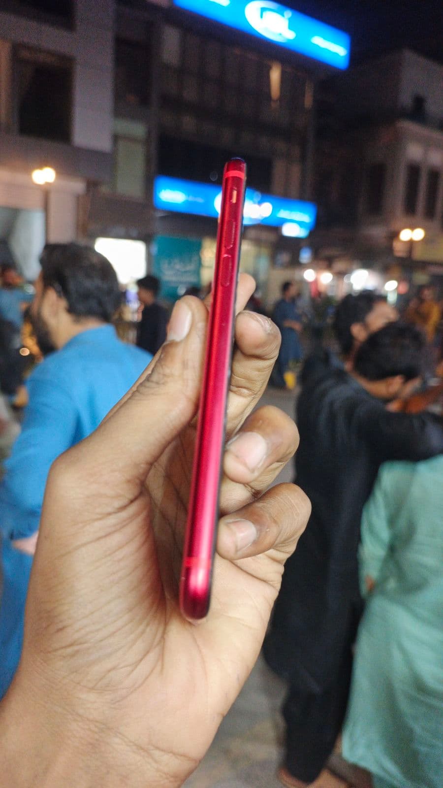 Apple iPhone SE (2020) 64GB in (PRODUCT)RED — photo 4
