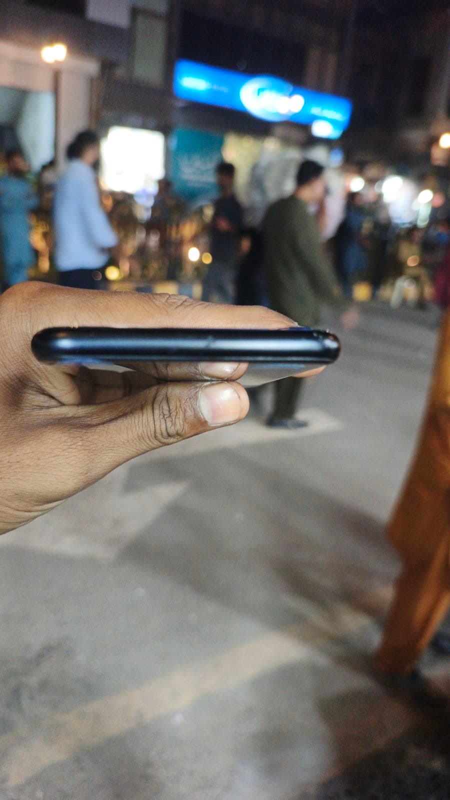 Apple iPhone SE (2020) 64GB in Black — photo 5