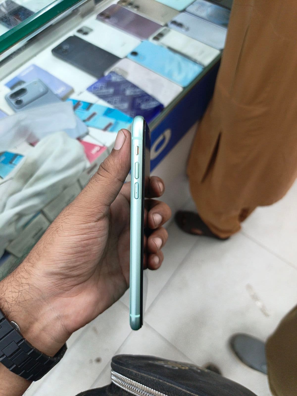 Apple iPhone 11 64GB in Green — photo 3