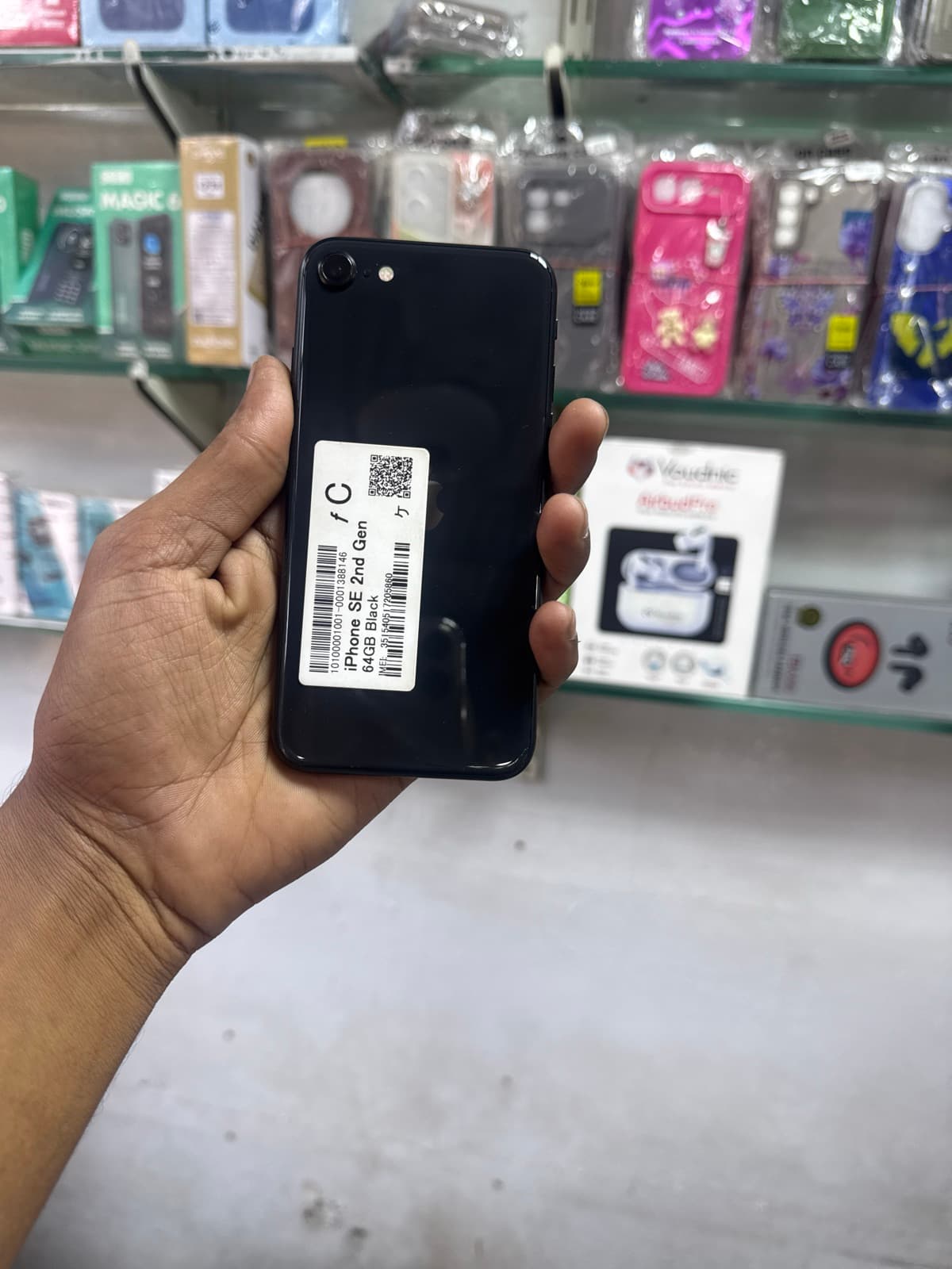 Apple iPhone SE (2020) 64GB in Black — photo 1